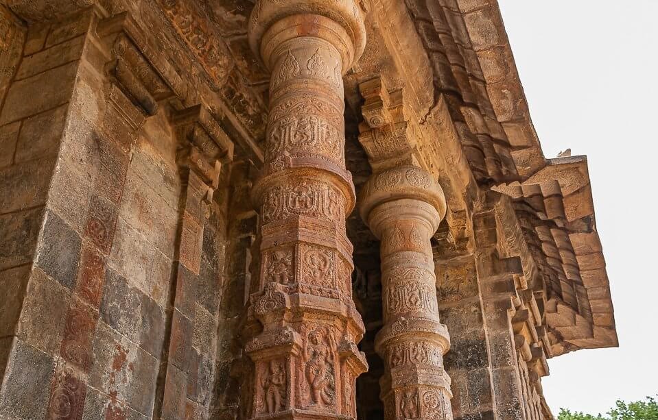 carved pillars airavatesvara temple entrance 1 தாராசுரம் ஐராவதேஸ்வரர் கோவில்|தஞ்சாவூர்1